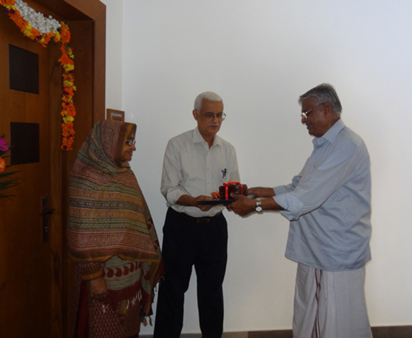 Keys being handed over to Dr. Rauf of apartment no. B 8