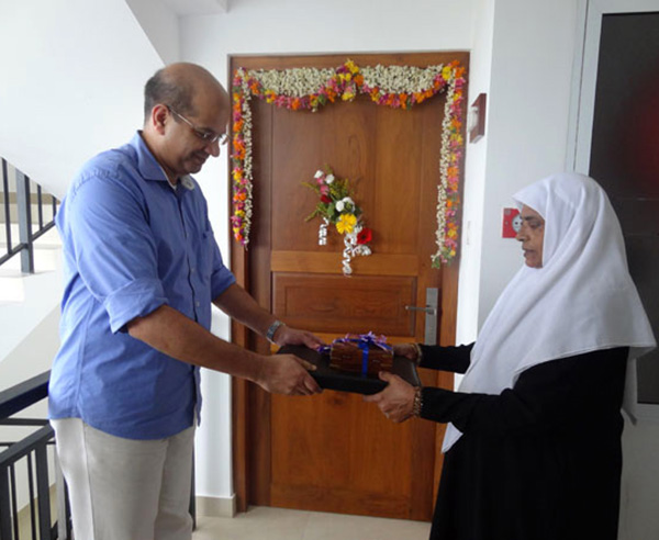 Keys being handed over to Mrs. Amina, apartment B 6