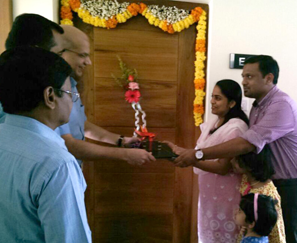 Crescent Iris has been completed before schedule & the keys of the 1st apartment E 8 being handed over to Dr.Krishnaprasad & family by our Managing Partner Haseeb Ahamed.